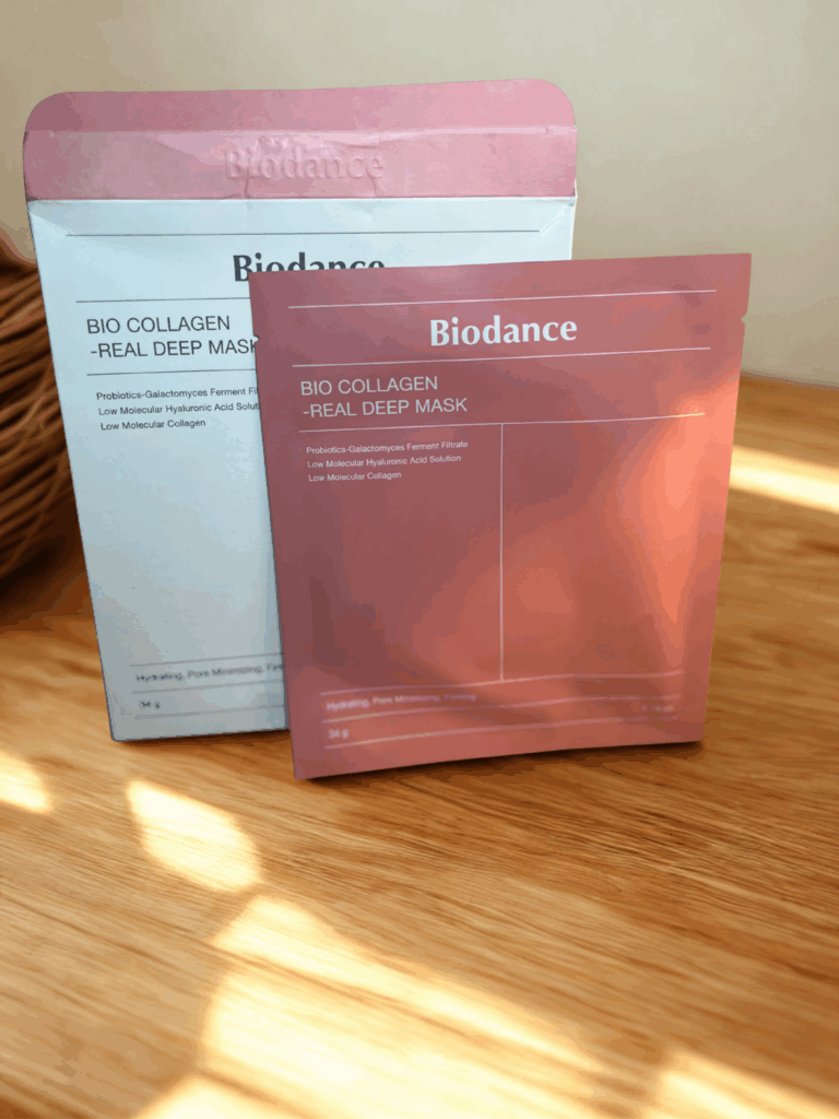 Masque Biodance debout, posé dans un décor japonais minimaliste en bois clair, lumière douce et ambiance zen Glow Up and Tested.