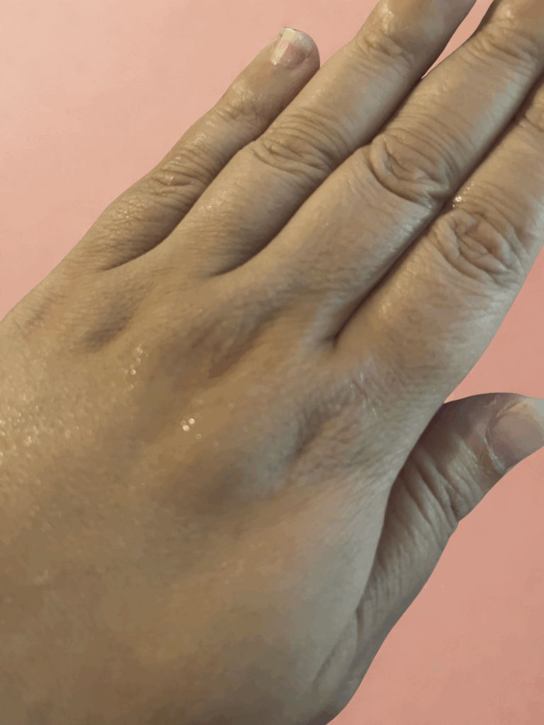Texture du Manyo Bifida Biome Ampoule Toner appliquée sur la peau, fini hydratant et apaisant