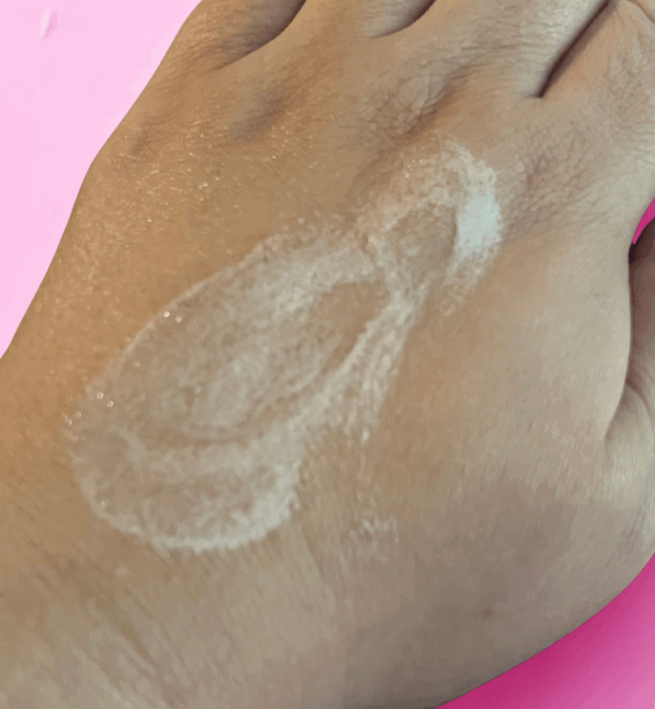 Texture bulle aérienne de la Medi Peel Peptide 9 Volume Essence Pro appliquée sur la peau